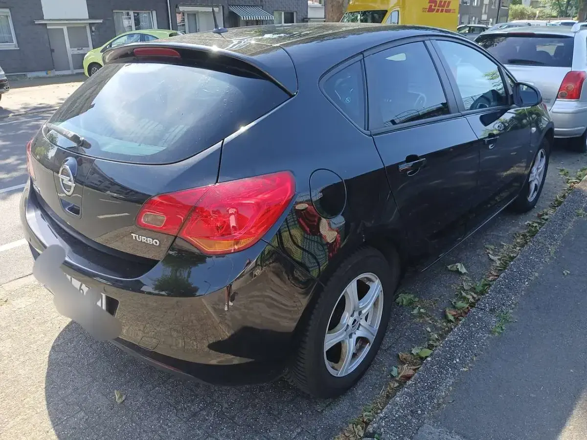 Gebraucht Opel Astra 140 PS (102 kW) 2011 Schwarz Limousine