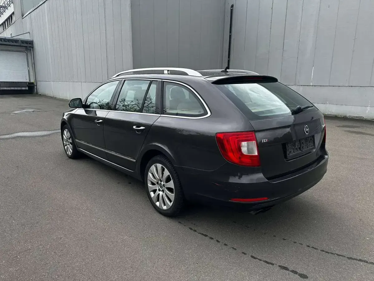 Gebraucht Skoda Superb Elegance 140 PS (102 kW) 2010 Mocca braun metallic Kombi
