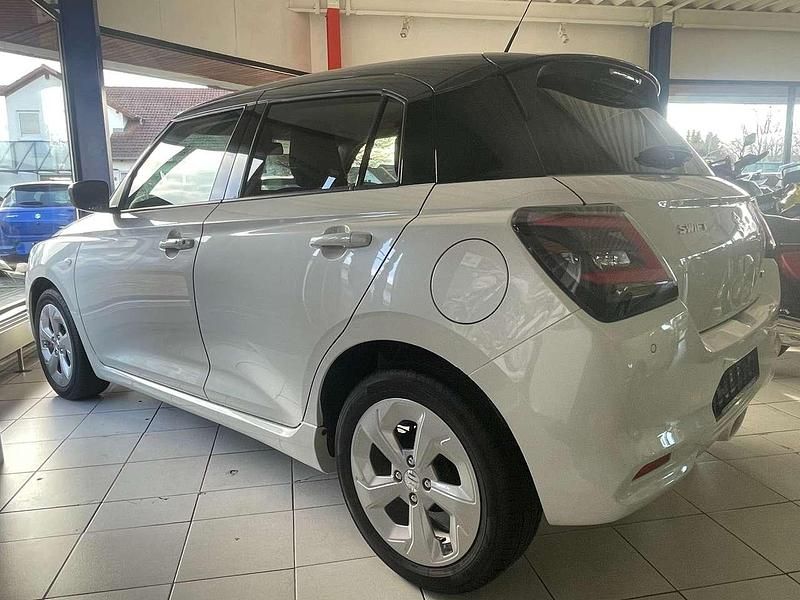 Neu Suzuki Swift Comfort 83 PS (61 kW) 2025 White pearlmineral gray met. Kleinwagen