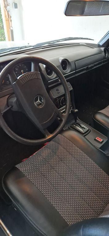 Weiß Gebraucht 1976 Mercedes 230 Limousine | 9.850 € - Bild 1/4