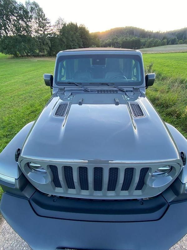 Grau Gebraucht 2020 Jeep Wrangler Sahara SUV | 42.000 € - Bild 1/4