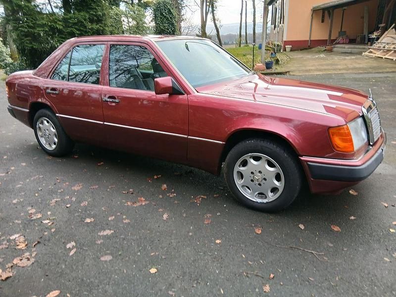 Gebraucht Mercedes E230 132 PS (97 kW) 1990 Rot Limousine