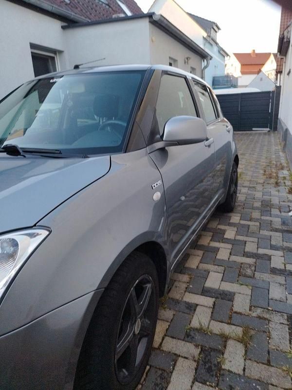 Grau Gebraucht 2008 Suzuki Swift Comfort Limousine | 5.899 € - Bild 1/4