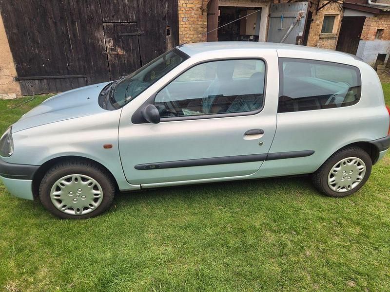 Second-hand Renault Clio II 58 CP (42 kW) 2000 Argintiu Berlinǎ