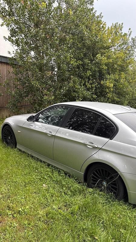 Silber Gebraucht 2007 BMW 320 Limousine | 2.750 € (Superpreis) - Bild 1/4