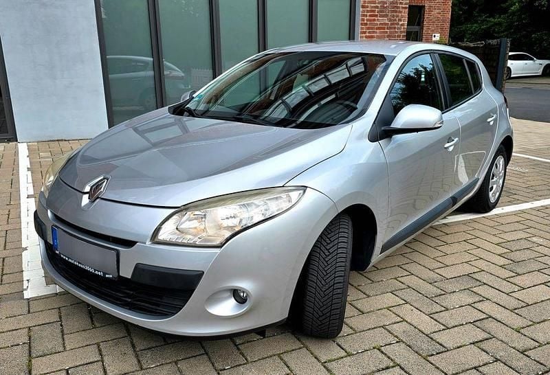 Silber Gebraucht 2009 Renault Mégane III Expression Limousine | 2.500 € (Guter Preis) - Bild 1/4
