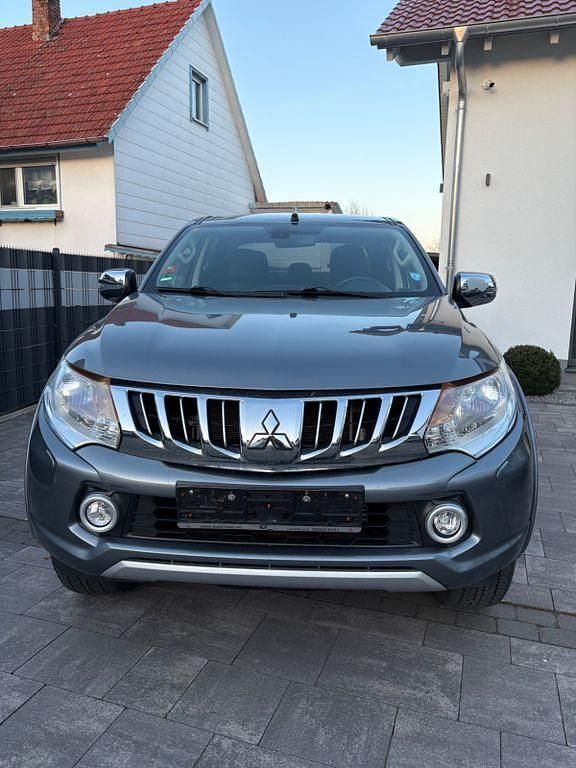 Gebraucht Mitsubishi L200 Plus 181 PS (133 kW) 2016 Grau Pickup