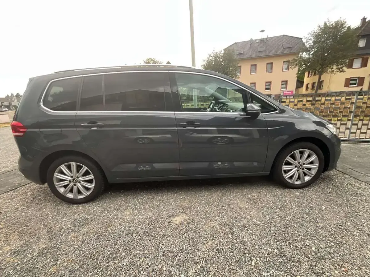 Gebraucht VW Touran Highline 150 PS (110 kW) 2022 Grau Van / Kleinbus