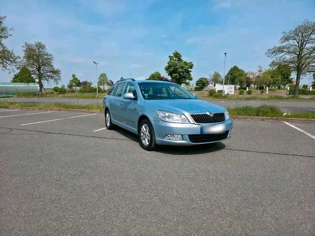 Gebraucht Skoda Octavia Ambiente 105 PS (77 kW) 2010 Blau Kombi