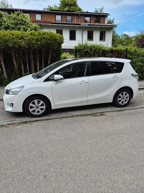 Gebraucht Toyota Verso Skyview Edition 112 PS (82 kW) 2015 Weiß Van / Kleinbus