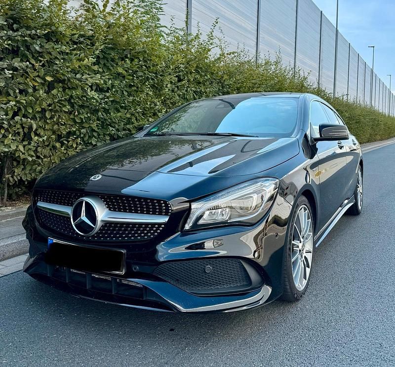 Schwarz Gebraucht 2018 Mercedes CLA180 Shooting Brake AMG line Kombi | 16.900 € (Fairer Preis) - Bild 1/4