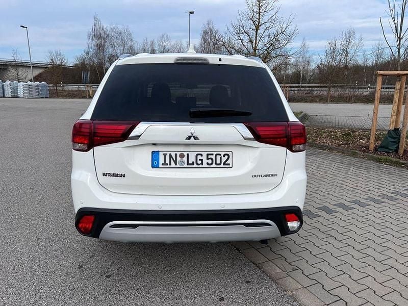 Używany Mitsubishi Outlander Active 150 KM (110 kW) 2019 Biały SUV
