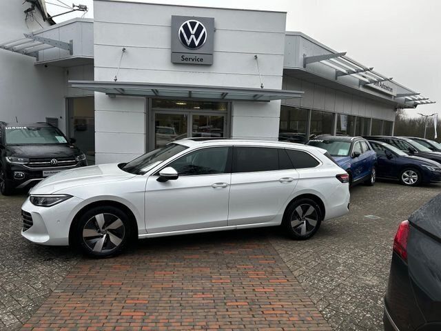 Weiß Gebraucht 2024 VW Passat Elegance Kombi | 38.700 € (Etwas zu teuer) - Bild 1/3