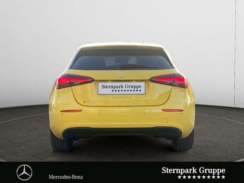 Gebraucht Mercedes A180 Progressive 136 PS (100 kW) 2023 Unilack sonnengelb Limousine