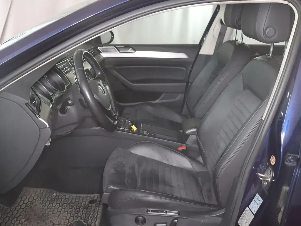 Gebraucht VW Passat Highline 150 PS (110 kW) 2019 Atlantik blue metallic (metallic) Kombi