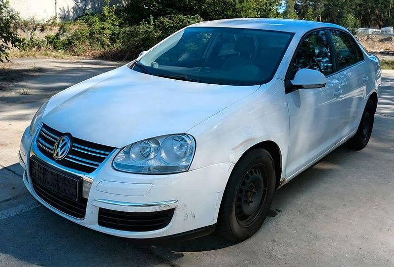 Weiß Gebraucht 2009 VW Jetta Trendline Limousine | 1.490 € (Superpreis) - Bild 1/4