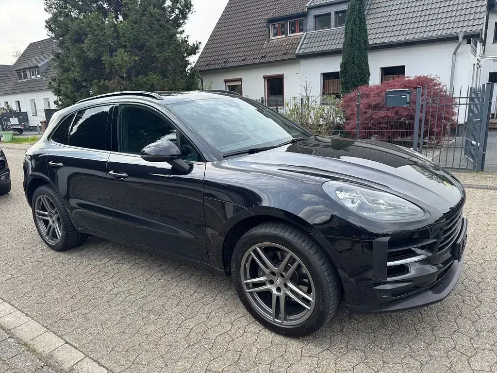 Gebraucht Porsche Macan 245 PS (180 kW) 2019 Tiefschwarzmetallic SUV