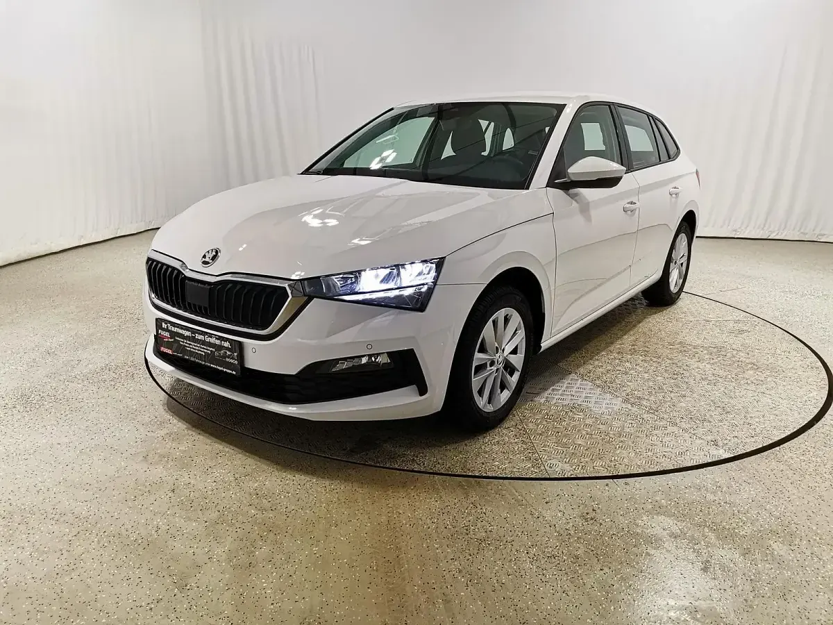 Gebraucht Skoda Scala Ambition 110 PS (80 kW) 2024 Weiß Kleinwagen