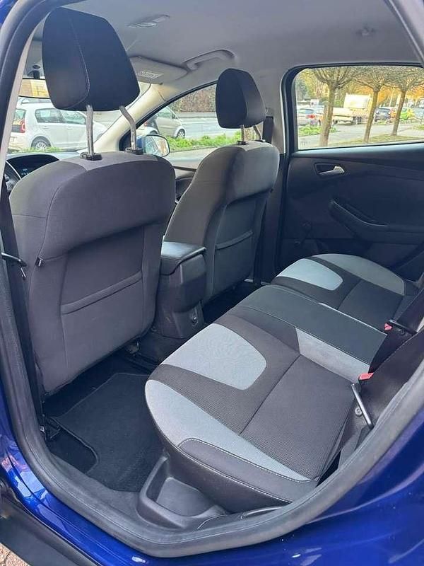 Gebraucht Ford Focus Trend 101 PS (74 kW) 2014 Blau Limousine