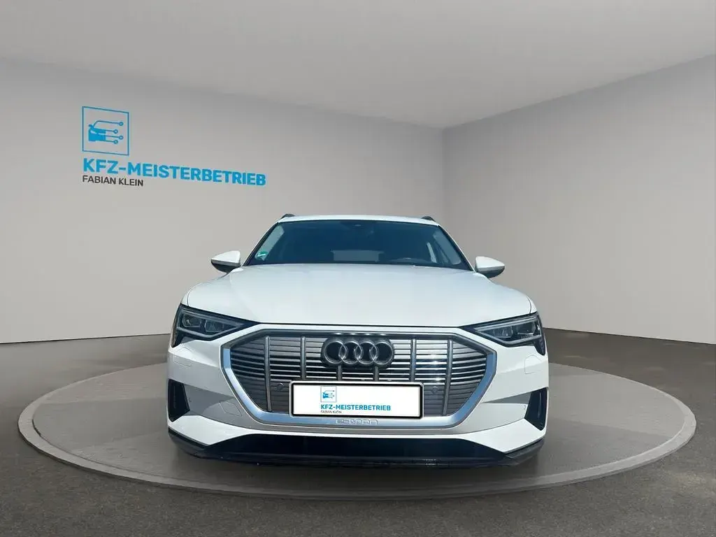 Gebraucht Audi e-tron Basis 300 kW (408 PS) 2021 Weiß SUV