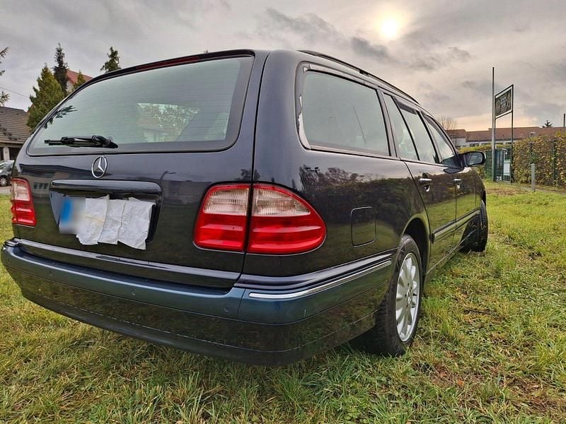 Second-hand Mercedes E240 170 CP (125 kW) 2002 Albastru Break
