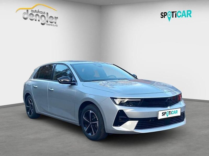 Kristall silber (metallic) Gebraucht 2024 Opel Astra Limousine | 22.990 € (Guter Preis) - Bild 1/4