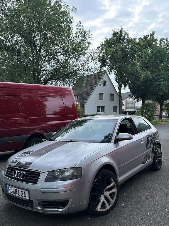 Grau Gebraucht 2004 Audi A3 Ambiente Limousine | 650 € (Superpreis) - Bild 1/4