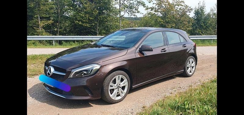 Braun Gebraucht 2017 Mercedes A200 Limousine | 15.999 € (Fairer Preis) - Bild 1/4