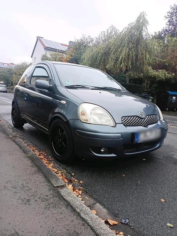 Grau Gebraucht 2005 Toyota Yaris Kleinwagen | 1.999 € (Fairer Preis) - Bild 1/4