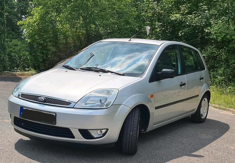 Gebraucht Ford Fiesta 80 PS (58 kW) 2002 Silber Limousine