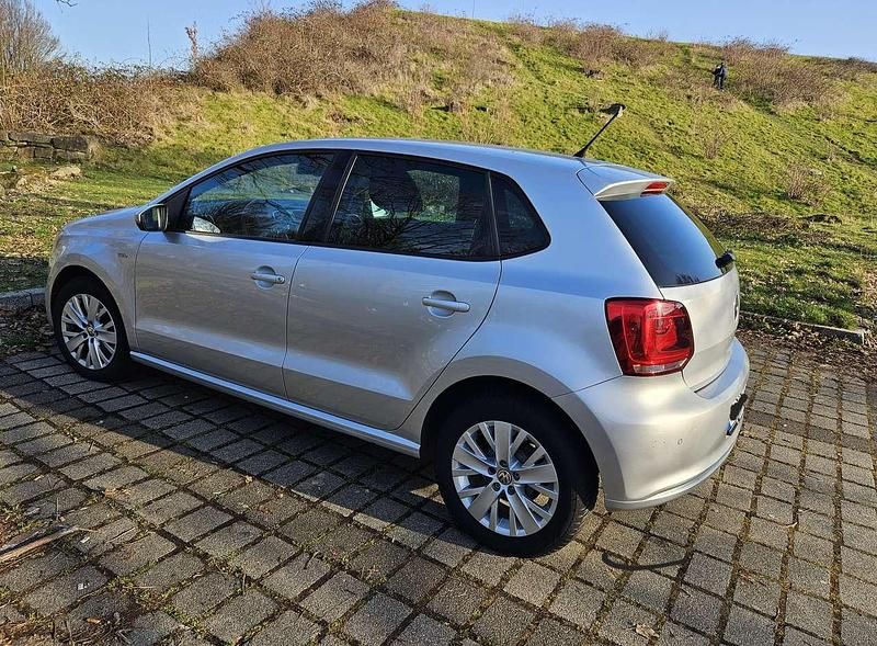Silber Gebraucht 2013 VW Polo Life Limousine | 5.900 € (Guter Preis) - Bild 1/4