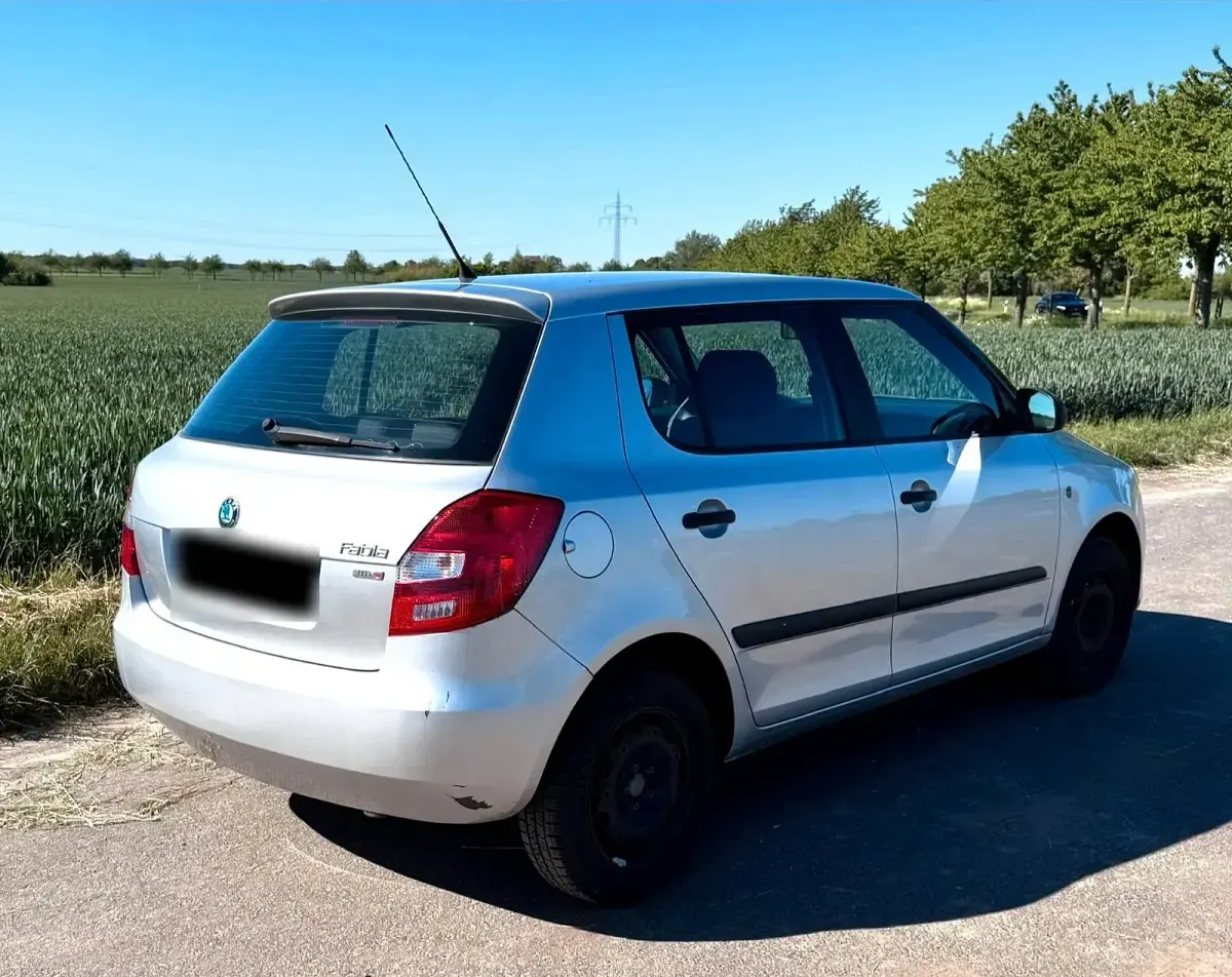 Używany Skoda Fabia 69 KM (50 kW) 2011 Srebrny Hatchback