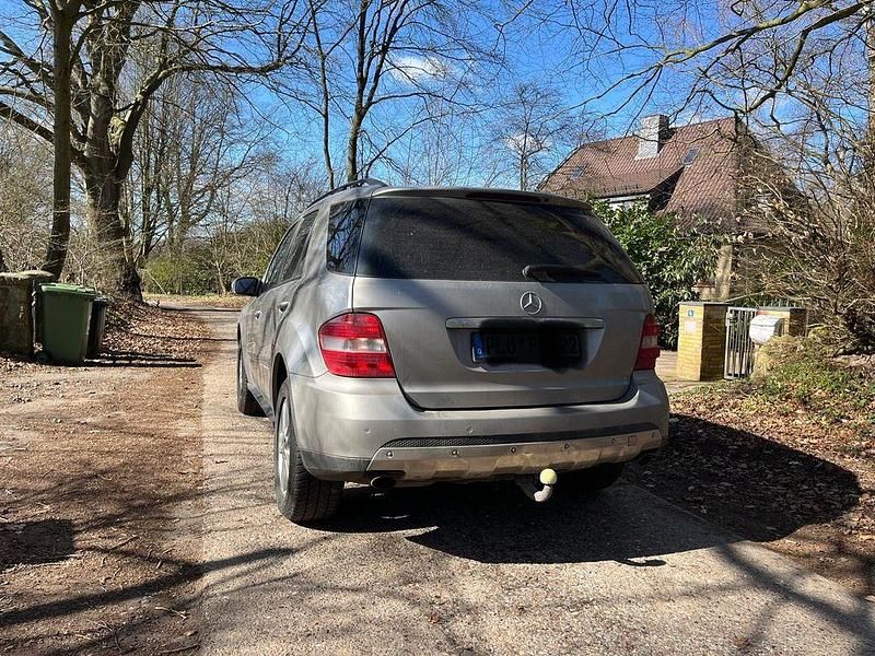 Gebraucht Mercedes ML320 224 PS (164 kW) 2007 Silber SUV
