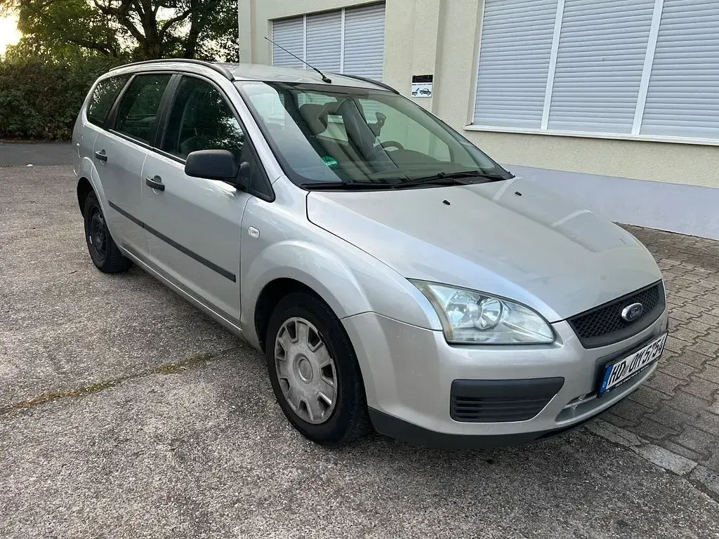 Gebraucht Ford Focus Ambiente 109 PS (80 kW) 2006 Silber Limousine