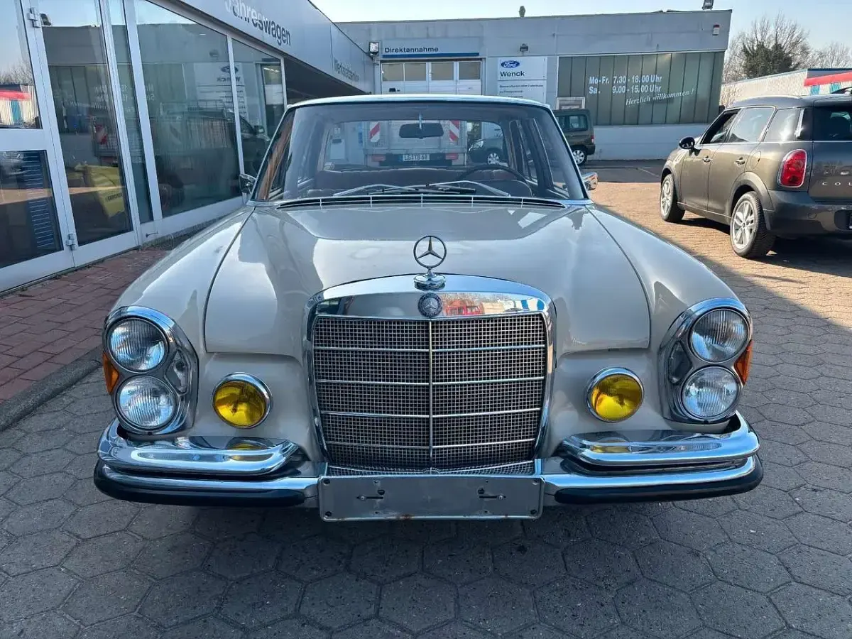 Gebraucht Mercedes 250 131 PS (96 kW) 1966 Beige Limousine