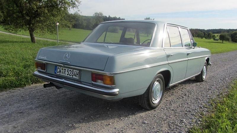 Blau Gebraucht 1971 Mercedes 220 Limousine | 14.500 € - Bild 1/4