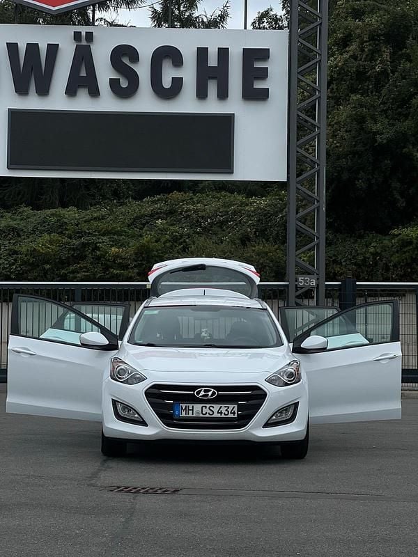 Weiß Gebraucht 2016 Hyundai i30 Classic Kombi | 9.100 € (Fairer Preis) - Bild 1/4