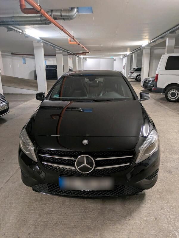 Schwarz Gebraucht 2015 Mercedes A180 Limousine | 14.500 € (Fairer Preis) - Bild 1/4