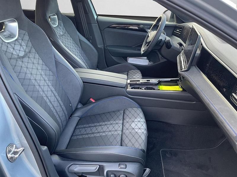 Gebraucht VW Passat 150 PS (110 kW) 2026 Oyster silver metallic (metallic) Limousine