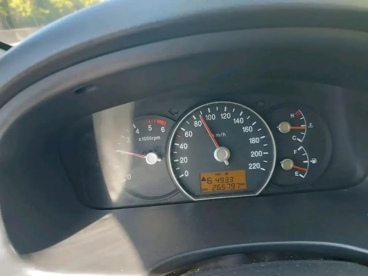Używany Kia Carens 128 KM (94 kW) 2012 Czarny Minivan