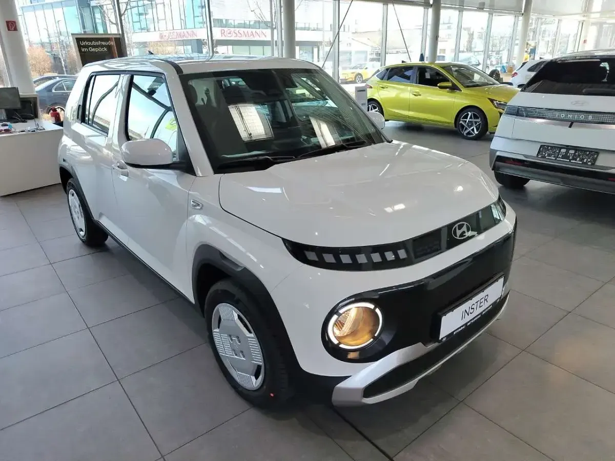 Neu Hyundai Inster Select 71 kW (97 PS) 2026 Atlas white / sol Kleinwagen