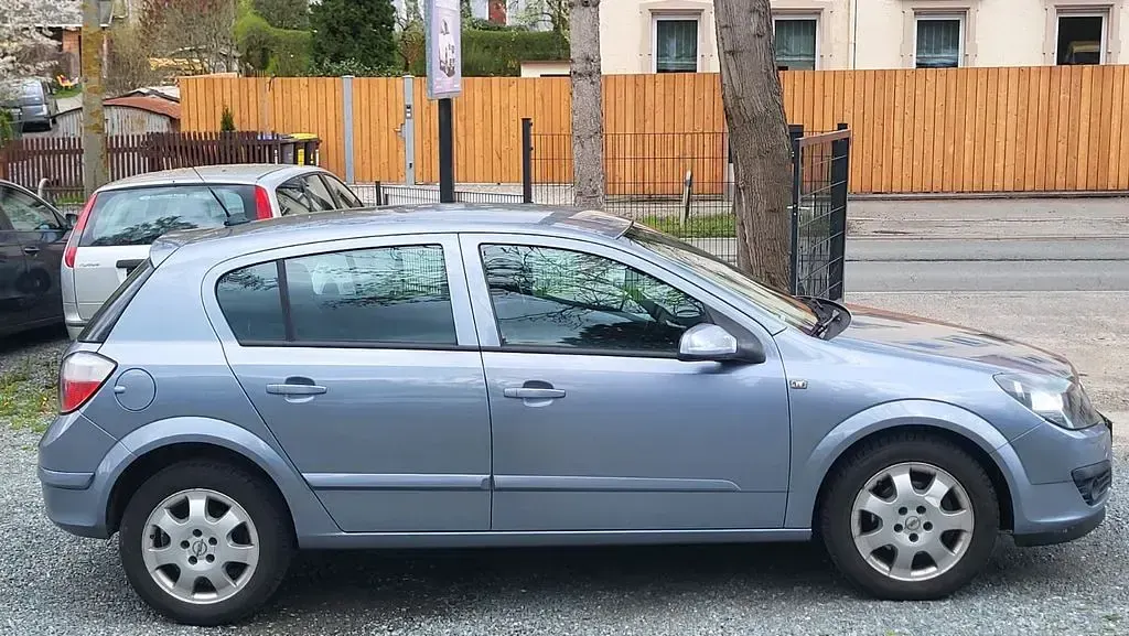 Gebraucht Opel Astra Edition 140 PS (102 kW) 2006 Silber Limousine
