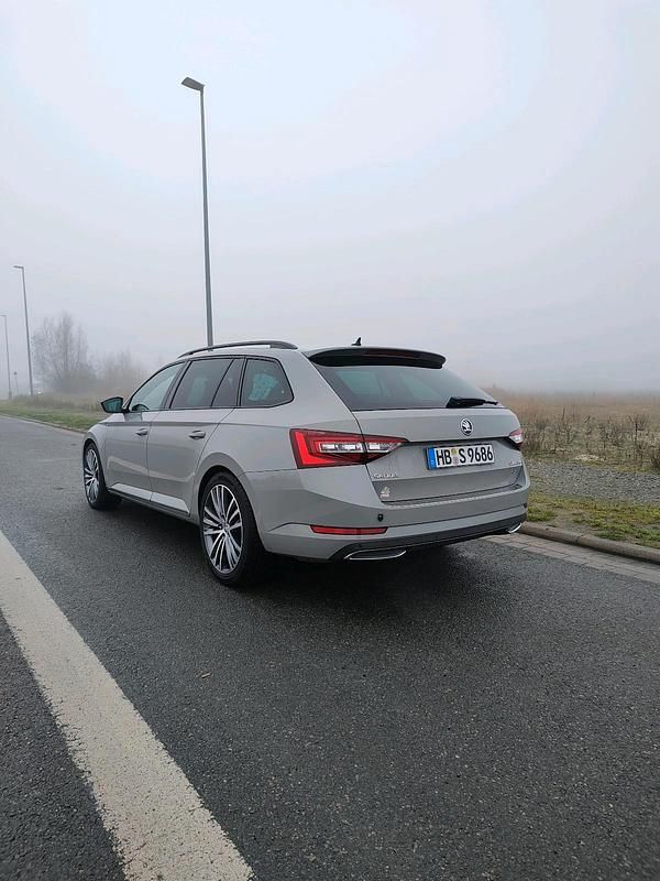 Gebraucht Skoda Superb SportLine 190 PS (139 kW) 2018 Grau Kombi