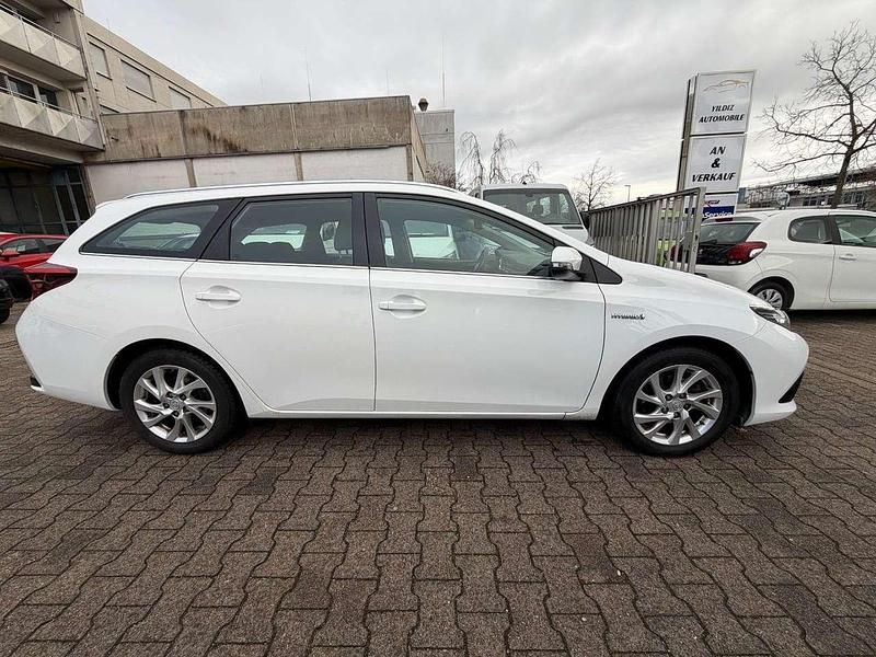 Gebraucht Toyota Auris Hybrid Comfort 99 PS (72 kW) 2018 Super (pure) white ii Kombi