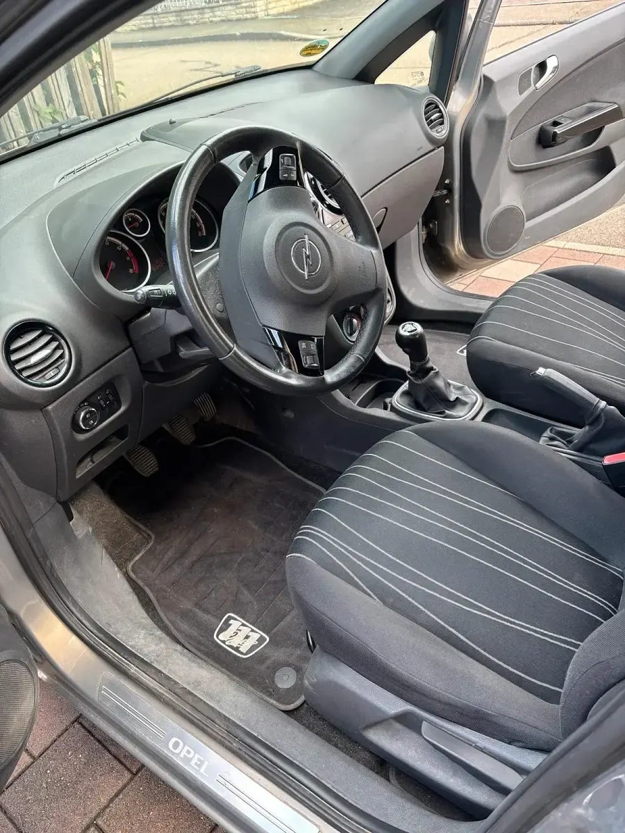 Używany Opel Corsa Edition 89 KM (65 kW) 2010 Brązowy Hatchback