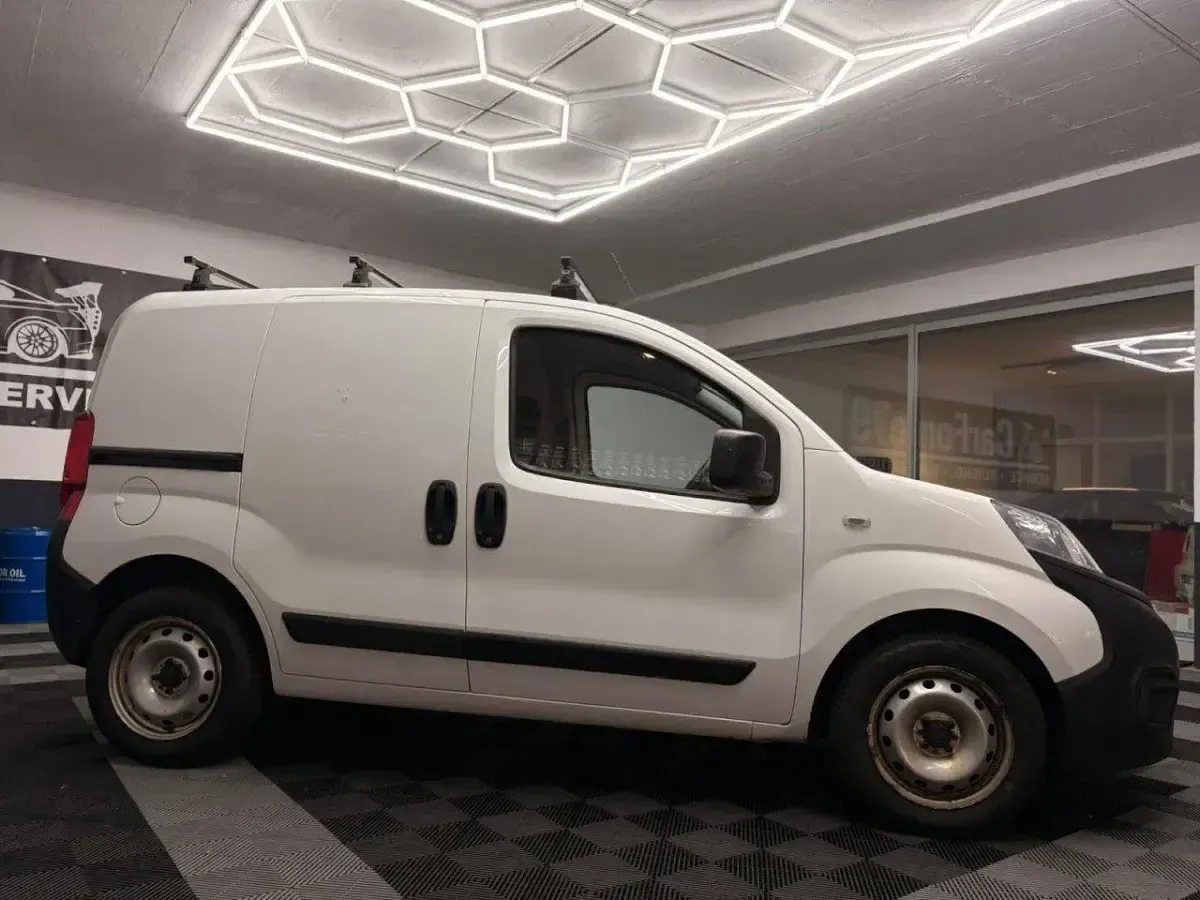 Gebraucht Fiat Fiorino 77 PS (56 kW) 2018 Weiß Van / Kleinbus