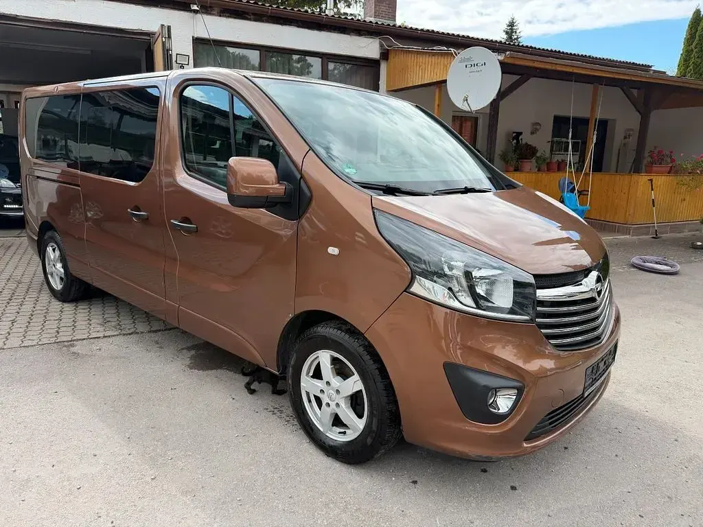 Gebraucht Opel Vivaro 145 PS (106 kW) 2016 Braun Van / Kleinbus