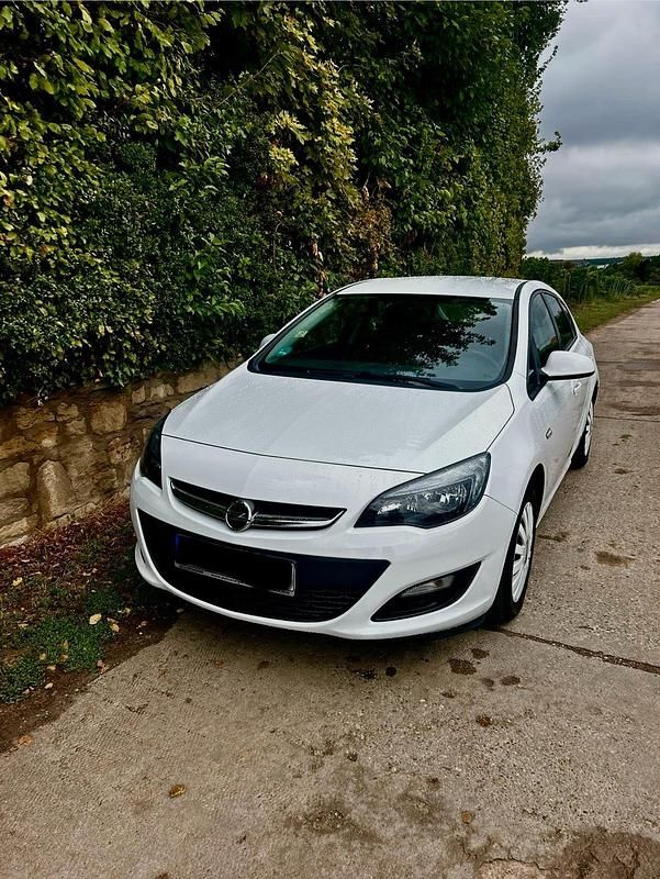 Weiß Gebraucht 2015 Opel Astra Limousine | 5.200 € (Superpreis) - Bild 1/4