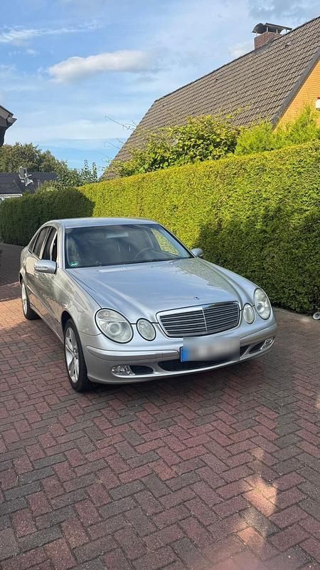 Silber Gebraucht 2004 Mercedes E200 Limousine | 4.500 € (Guter Preis) - Bild 1/4