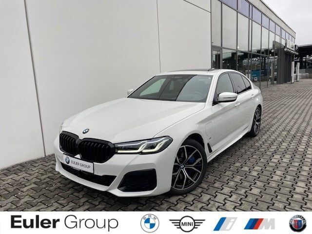 Alpinweiss iii Gebraucht 2021 BMW 545e M Sport Limousine | 41.949 € (Guter Preis) - Bild 1/4
